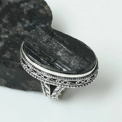 Кольцо с камнем черный турмалин, 18.5 размер AR-86010