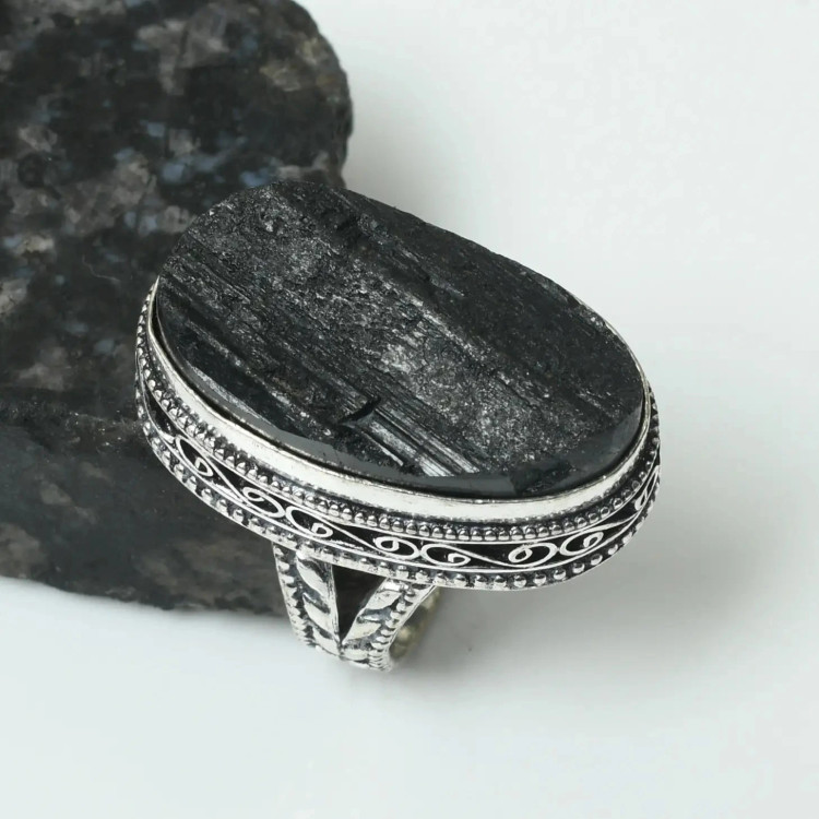 Кольцо с камнем черный турмалин, 18.5 размер AR-86010