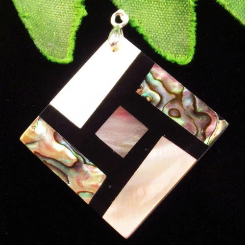 Подвеска с камнем перламутр H75818