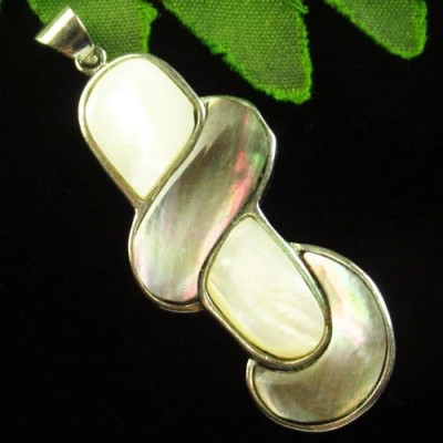 Подвеска с камнем перламутр H87921